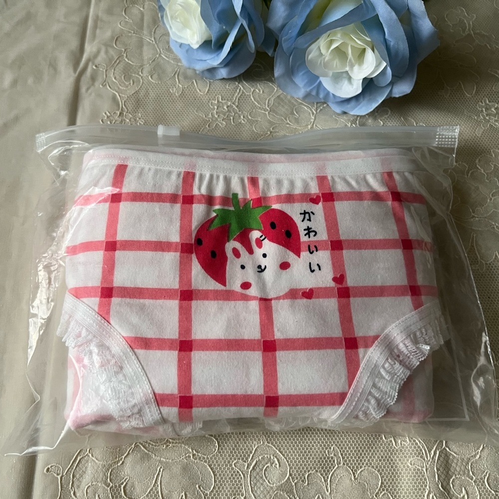 ⛔️Sold⛔️New set of 5 cotton panties, strawberry